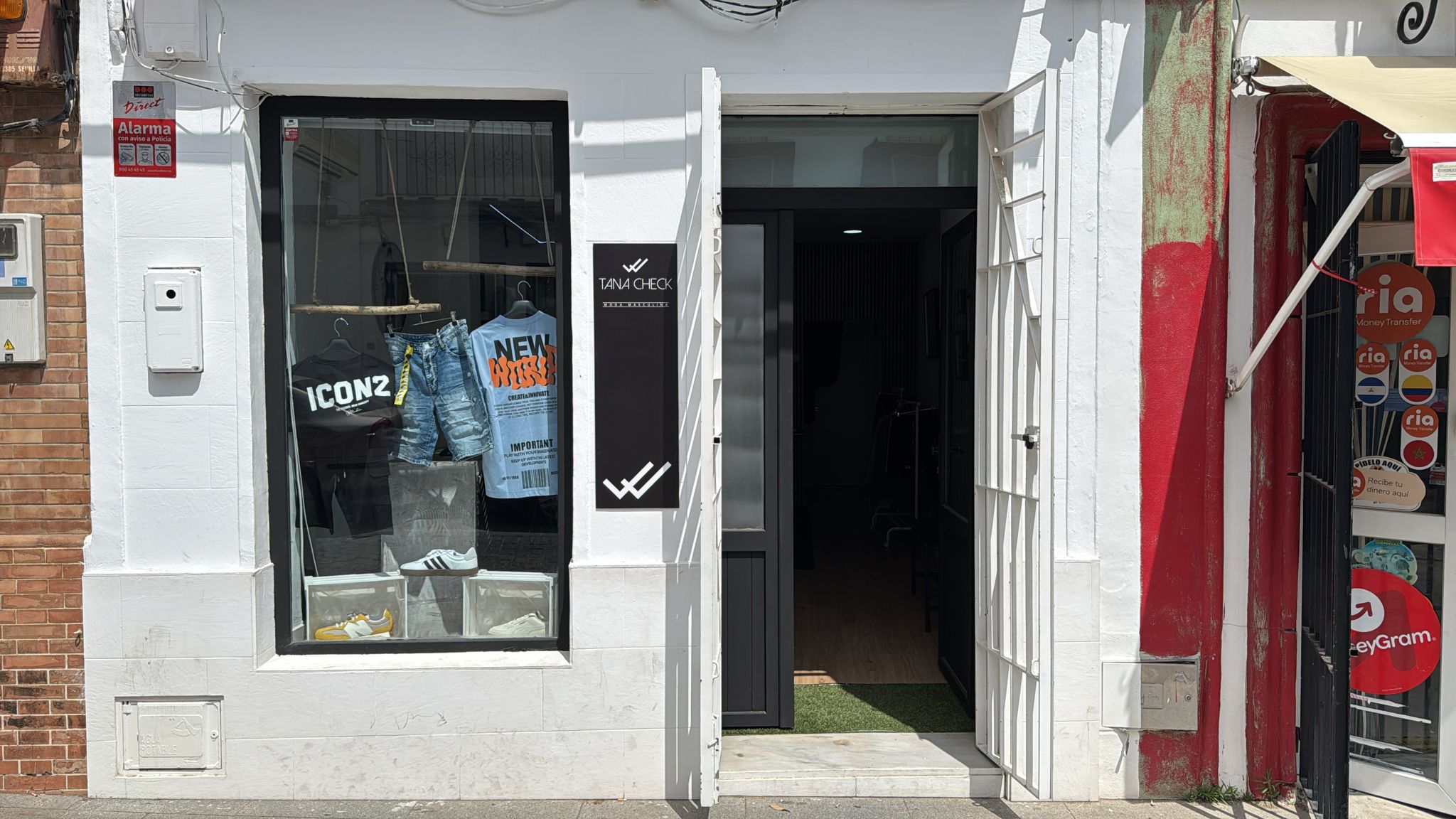 Fachada de la tienda TANA CHECK